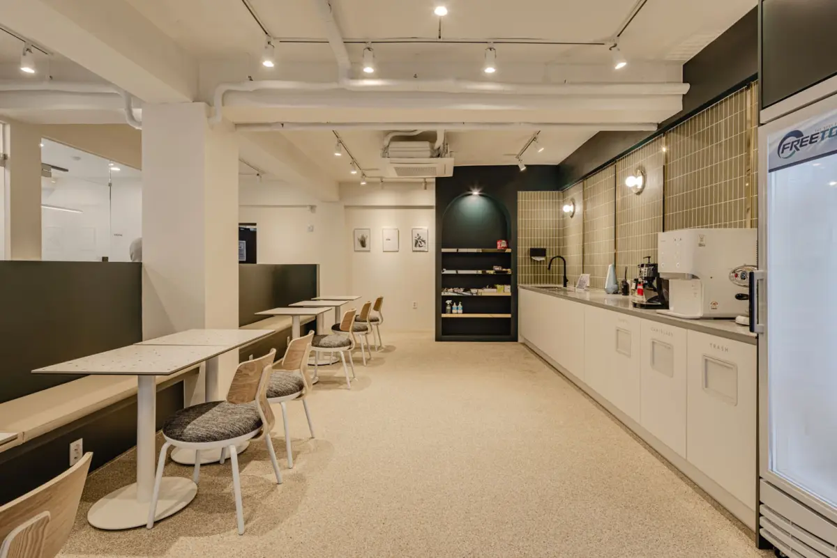 노출 천장이 돋보이는 모던 오피스 라운지